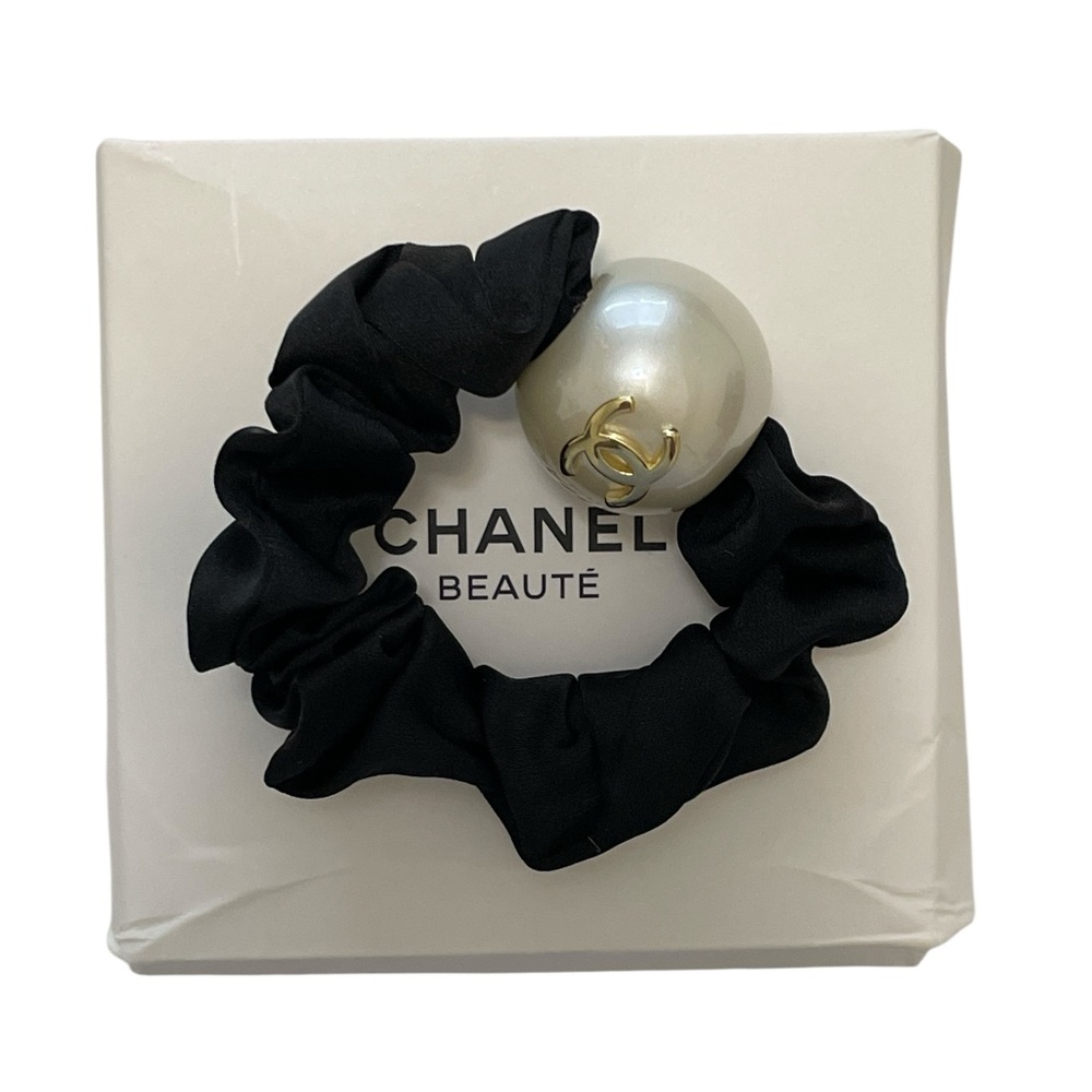 Chanel Beauté Black Scrunchie Faux Pearl Gold CC Accent GWP NIB - Picture 3 of 8